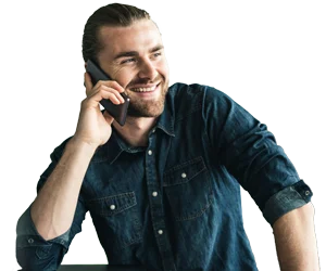 Persona sonriente con auriculares